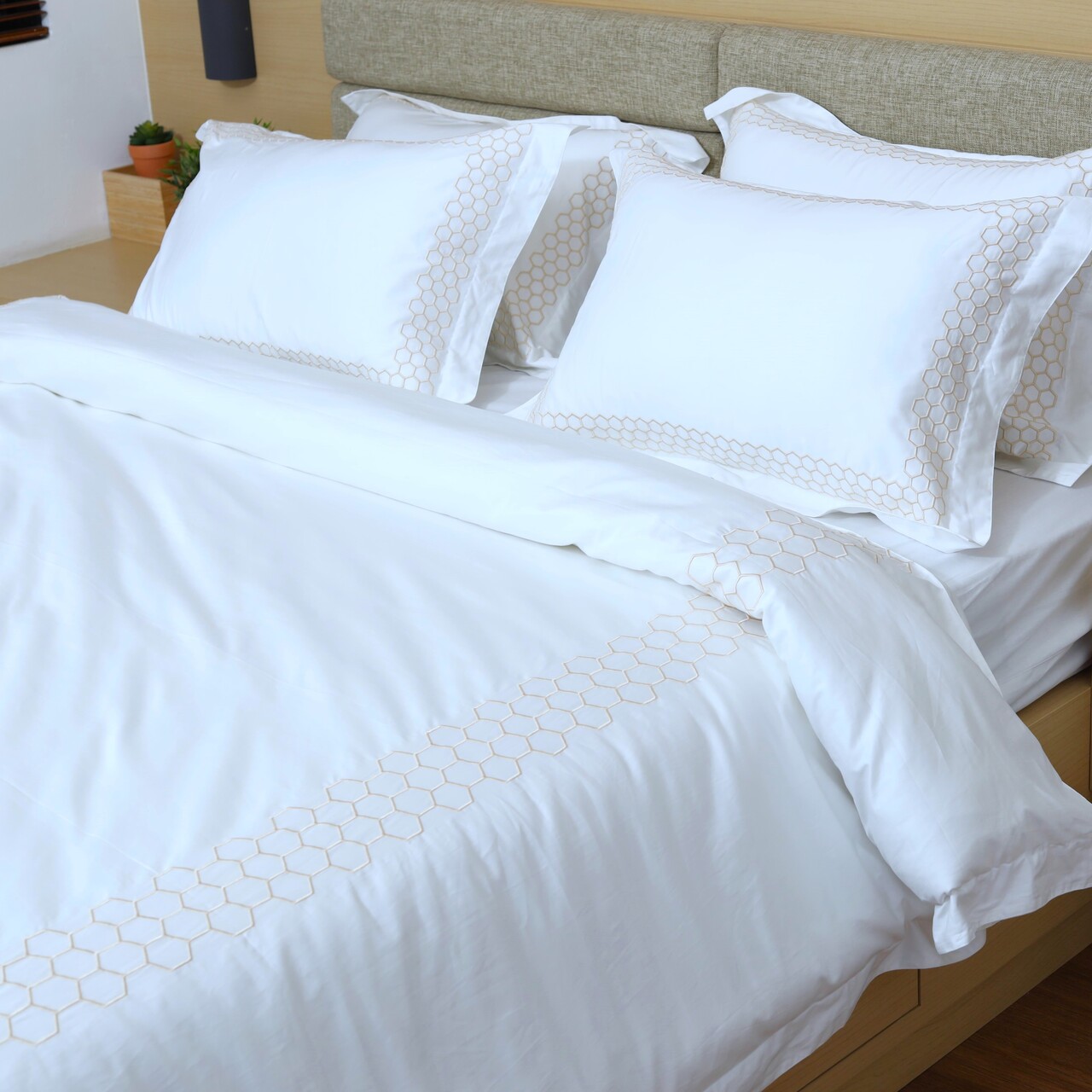 Beehive Hotel Series Embroidery Cotton Quilt Cover Sleep Project