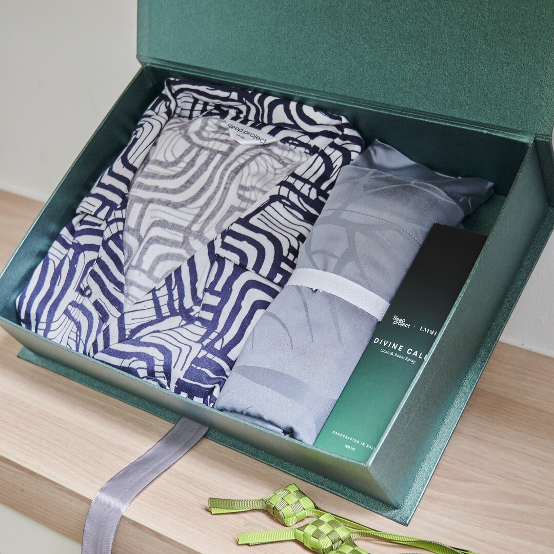 Ramadan Hampers Gift Set 2B (Rayon Pajama Set, Pillowcases, Linen